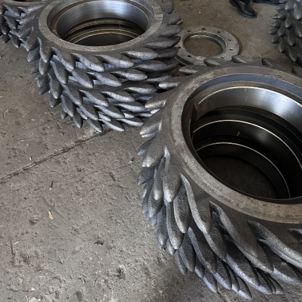 红苹果铸造，一家专业耐磨配件铸造企业，主营煤炭齿辊破耐磨齿板，双辊破碎机齿板，齿辊，辊皮生产石料破碎，制砂，制粉，抗磨合金，生产线三破，石料厂中细碎等耐磨配件。服务热线：0313-4836168。总经理热线：15103337143。